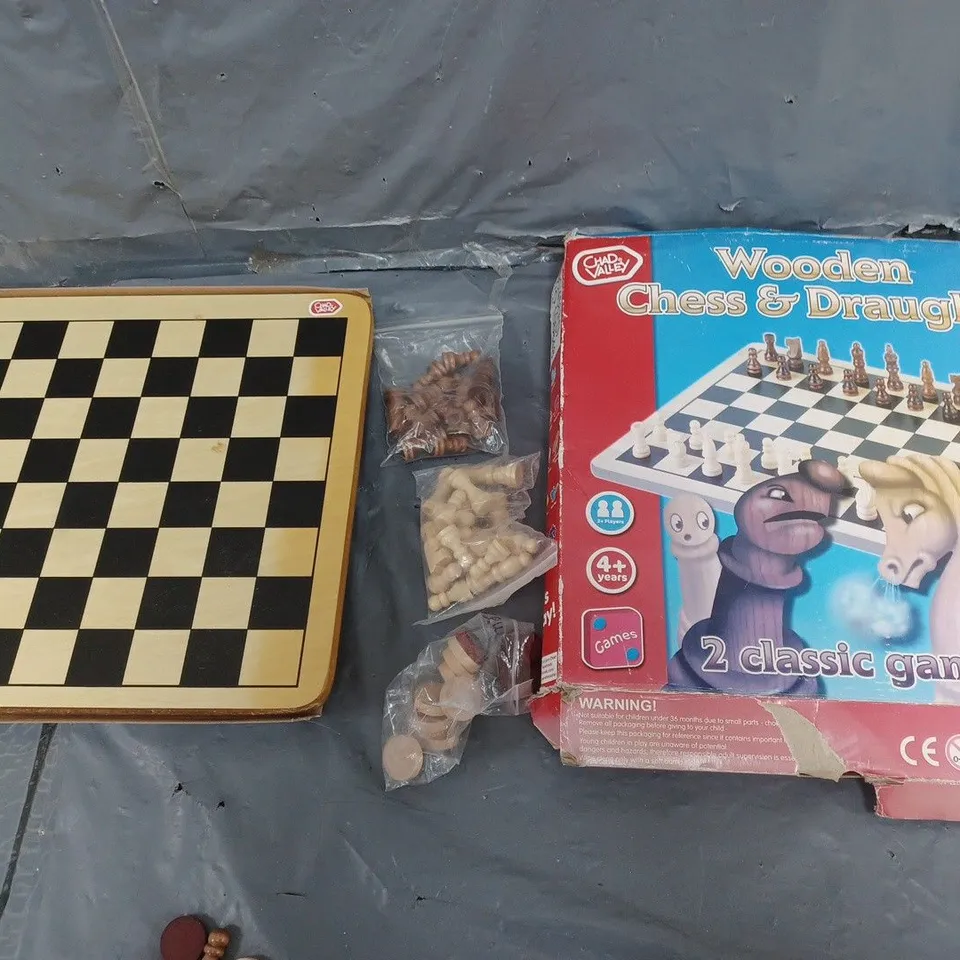 CHAD VALLEY WOODEN CHESS & DRAUGHTS