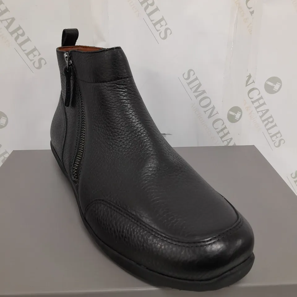 UNBOXED PAIR OF VIONIC LOIS BOOTS IN BLACK UK SIZE 7.58/
