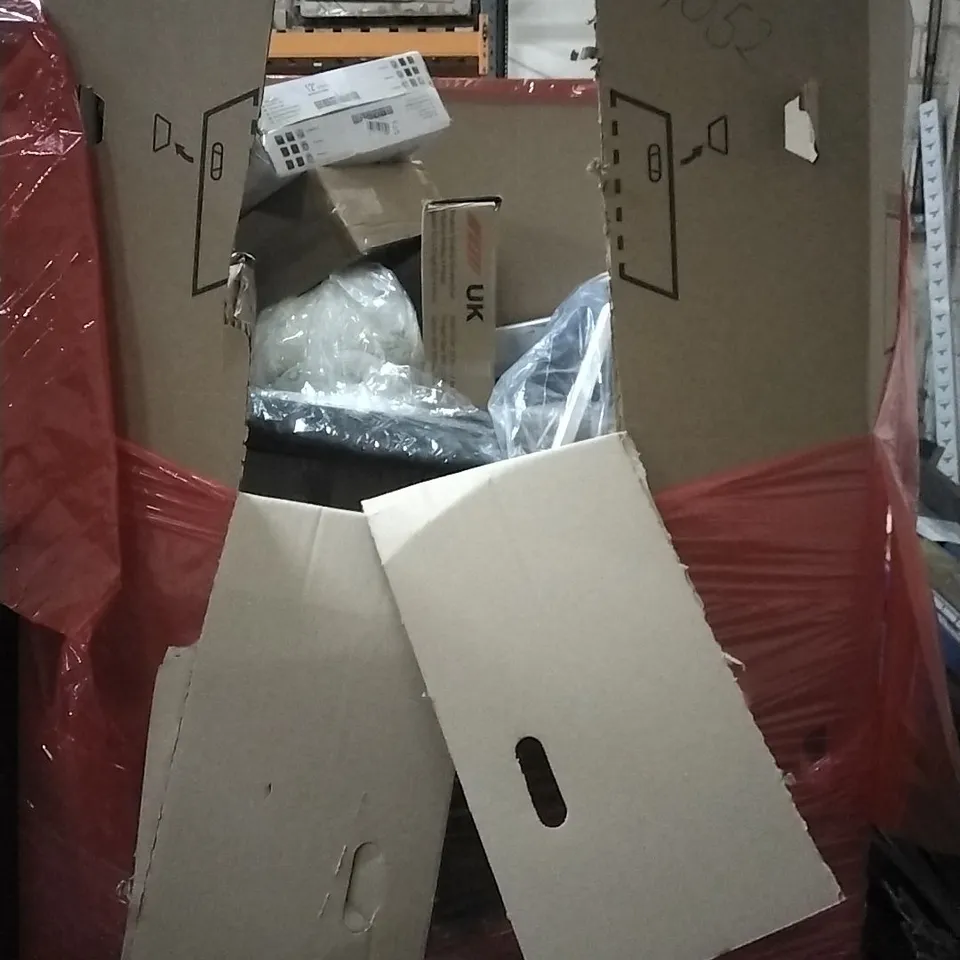 PALLET OF HOUSEHOLD ITEMS TO INCLUDE LIGHT FIXTURE, WIDE SHOULDER WOOD HANGARS, MIRROR, TOILET SEAT COVER AND OTHER ASSORTED ITEMS...