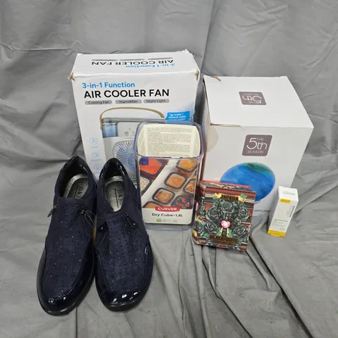 APPROXIMATELY 20 ASSORTED ITEMS TO INCLUDE AIR COOLER FAN, CURVER DRY CUBE 1.8L JO & JOE SHOES, ETC