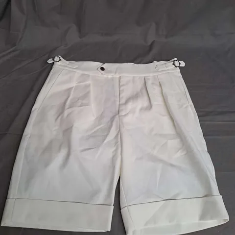 NOVU SHORTS IN WHITE SIZE M