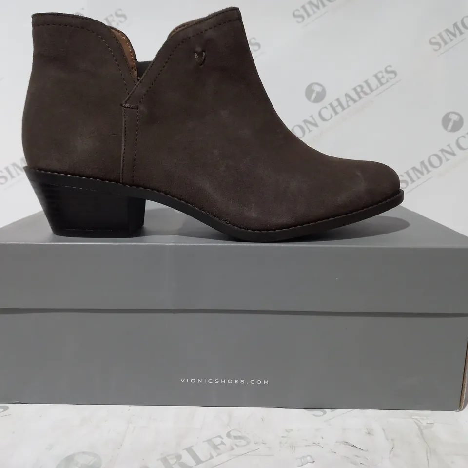 BOXED VIONIC FELICITY LIV LOW HEEL SHOES IN GREIGE - SIZE 7