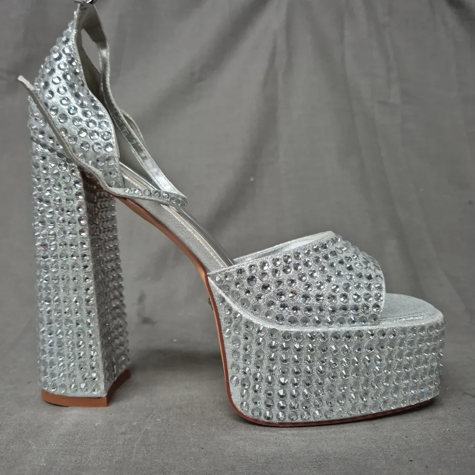 BOXED PAIR OF AZALEA WANG PLATFORM BLOCK HEEL SANDALS IN METALLIC SILVER W. DIAMANTE EFFECT UK SIZE 7