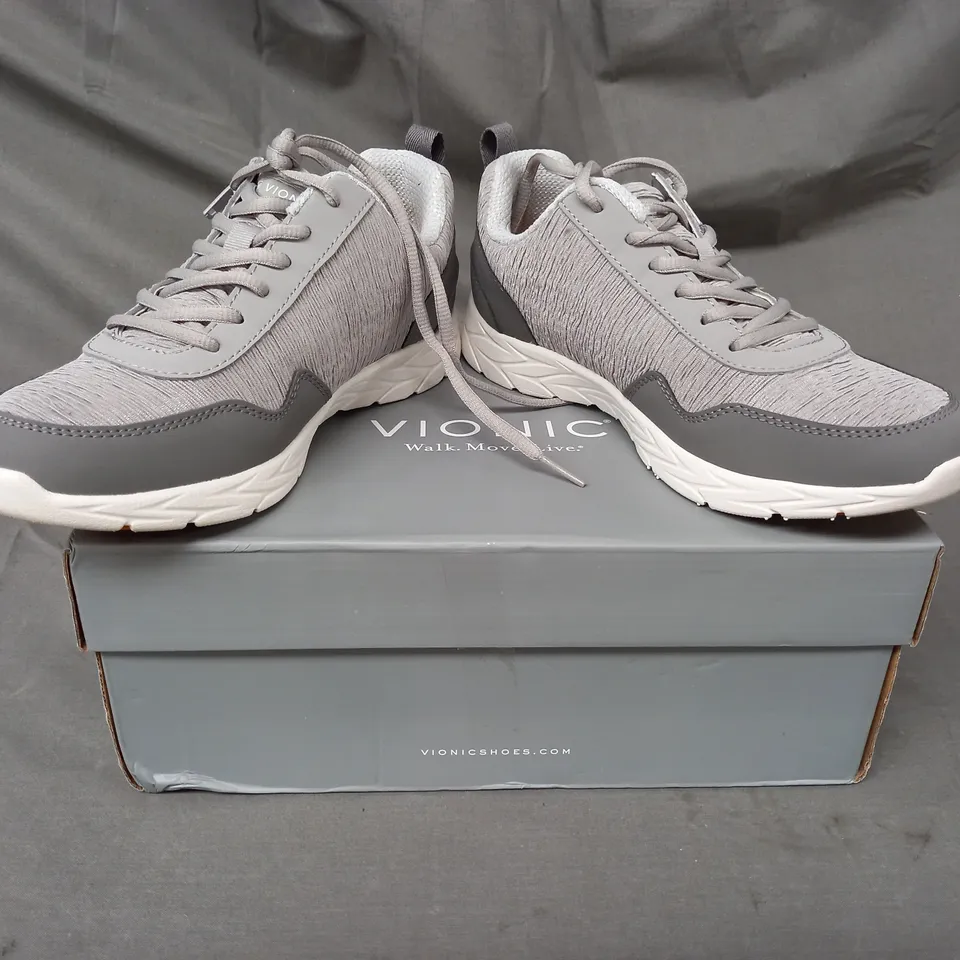 BOXED PAIR OF VIONIC BRISK JETTA TRAINERS IN LIGHT GREY SIZE 5.5