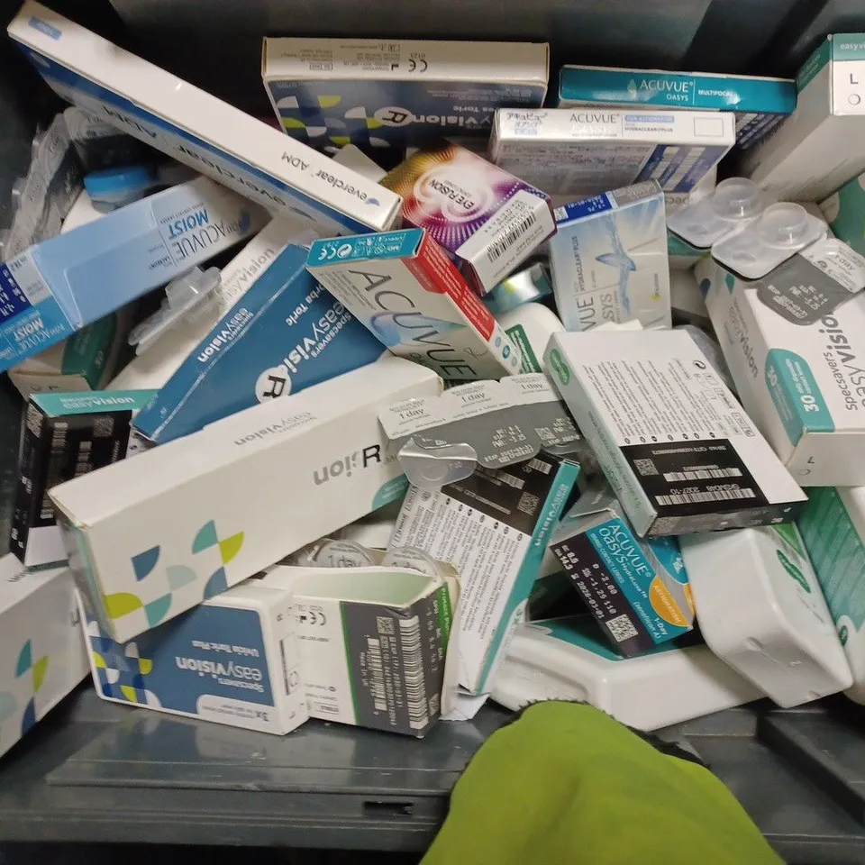 BOX OF APPROX 20 ASSORTED VISION CARE ITEMS TO INCLUDE - SPECSAVERS EASY VISION ALL PURPOSE - ACUVUE 1 DAY OASYS MAX - SPECSAVERS EASY VISION LINEARIAL ECT