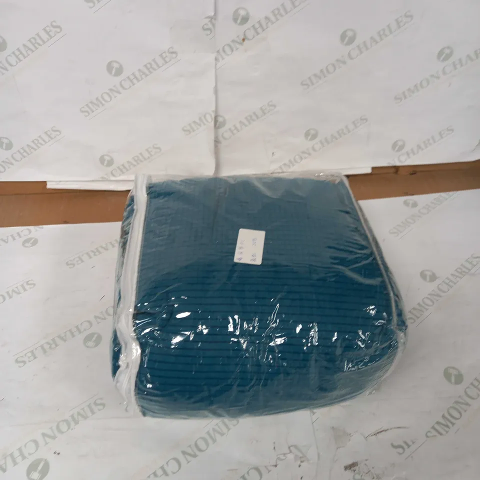 TURQUOISE BED SET - NO SIZE LABELLED 