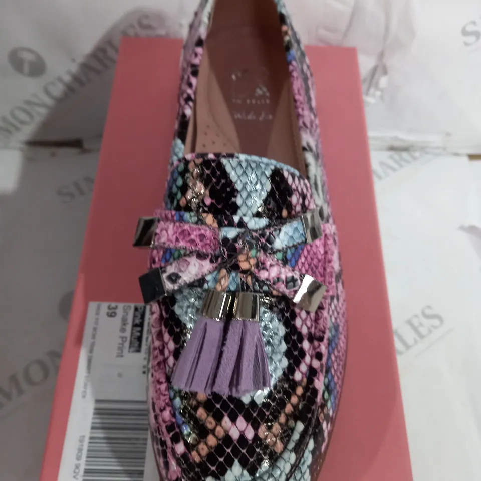 MODA IN PELLE ENLEEA IN PINK MUILTI SNAKE PRINT SIZE 6