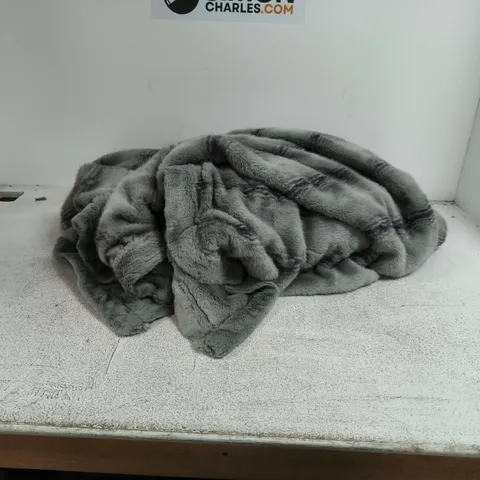 HEAVY SOFT GREY FAUX FUR THROW