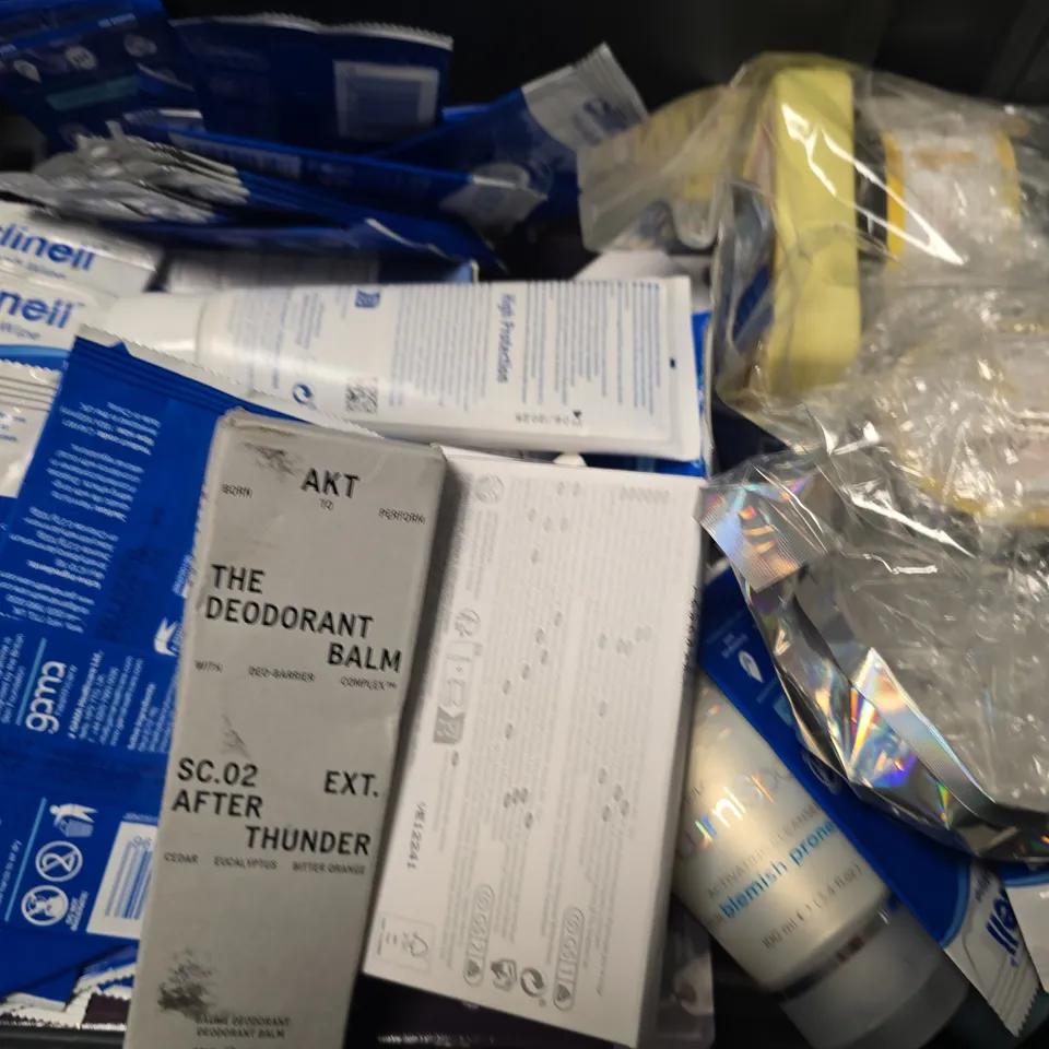 APPROXIMATELY 13 ASSORTED HEALTH & BEAUTY ITEMS TO INCLUDE - NU SKIN BODY CLEANSING GEL , NU SKIN AP 24 WHITENING FLURIDE TOOTHPASTE ETC