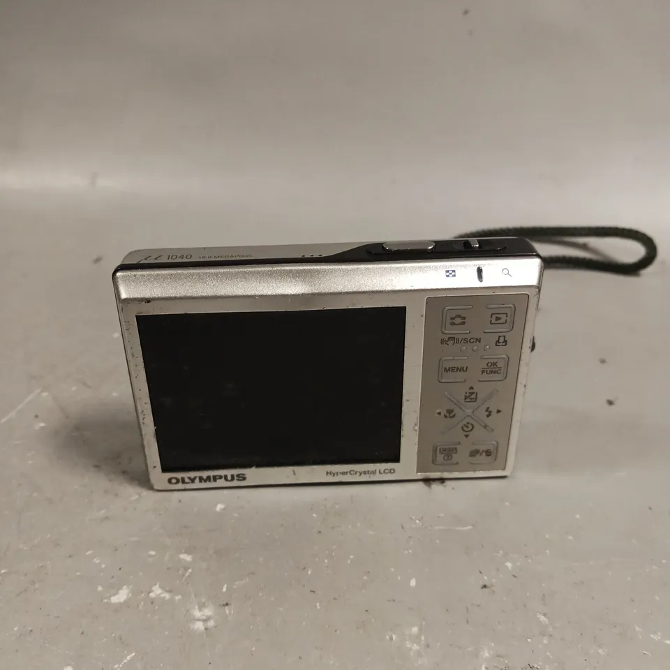 OLYMPUS 1040 HYPER-CRYSTAL DIGITAL CAMERA 