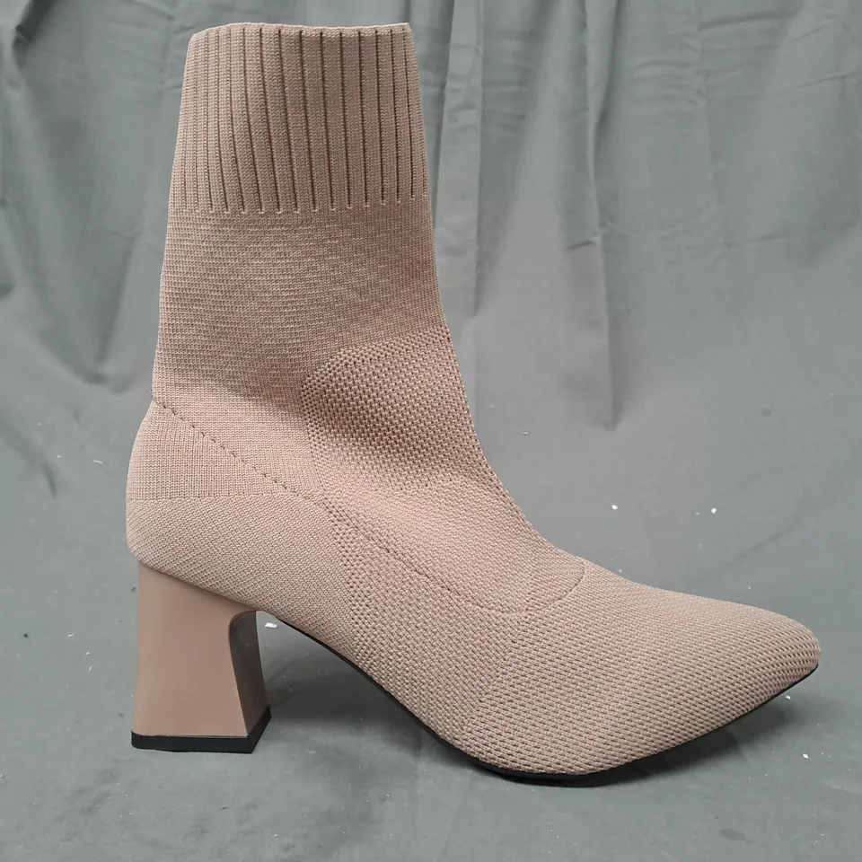 BOXED PAIR OF DESIGNER BLOCK HEEL SHOES IN TAN EU SIZE 42