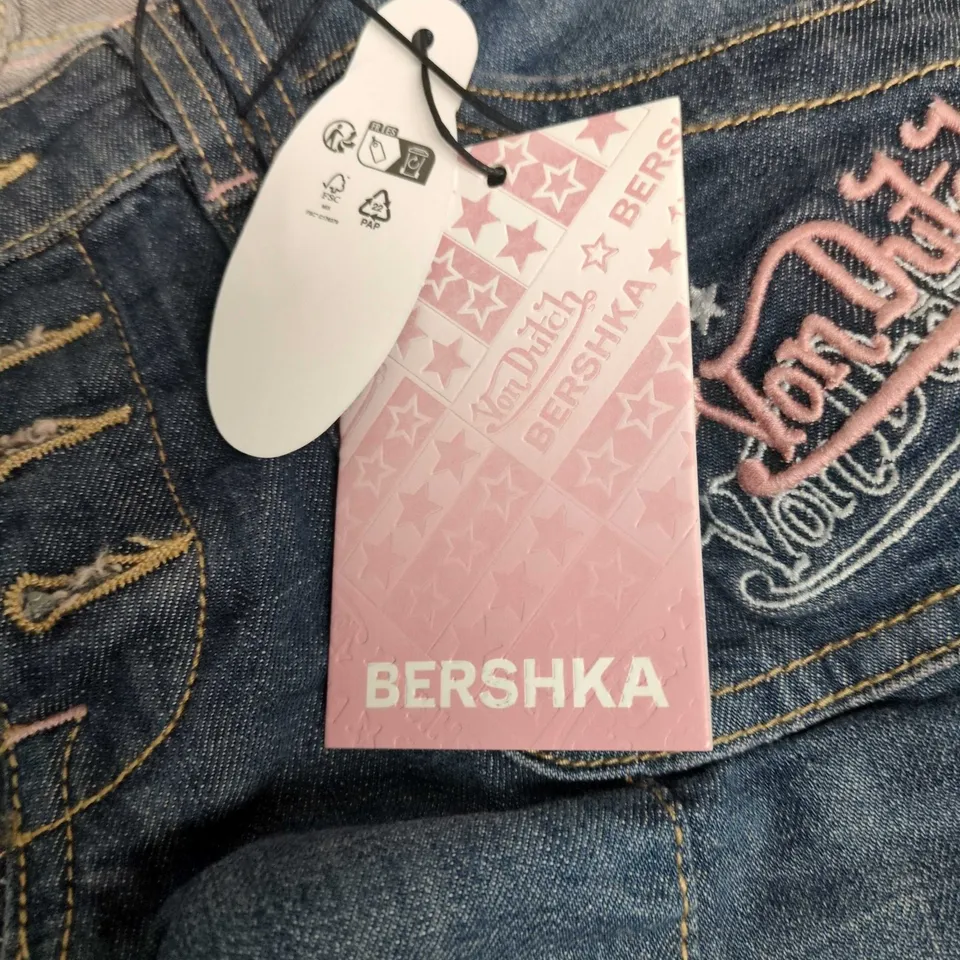 BERSHKA DENIM JEANS – BLUE WASH WITH BACK POCKET GRAPHICS VON DUTCH SIZE 10 UK