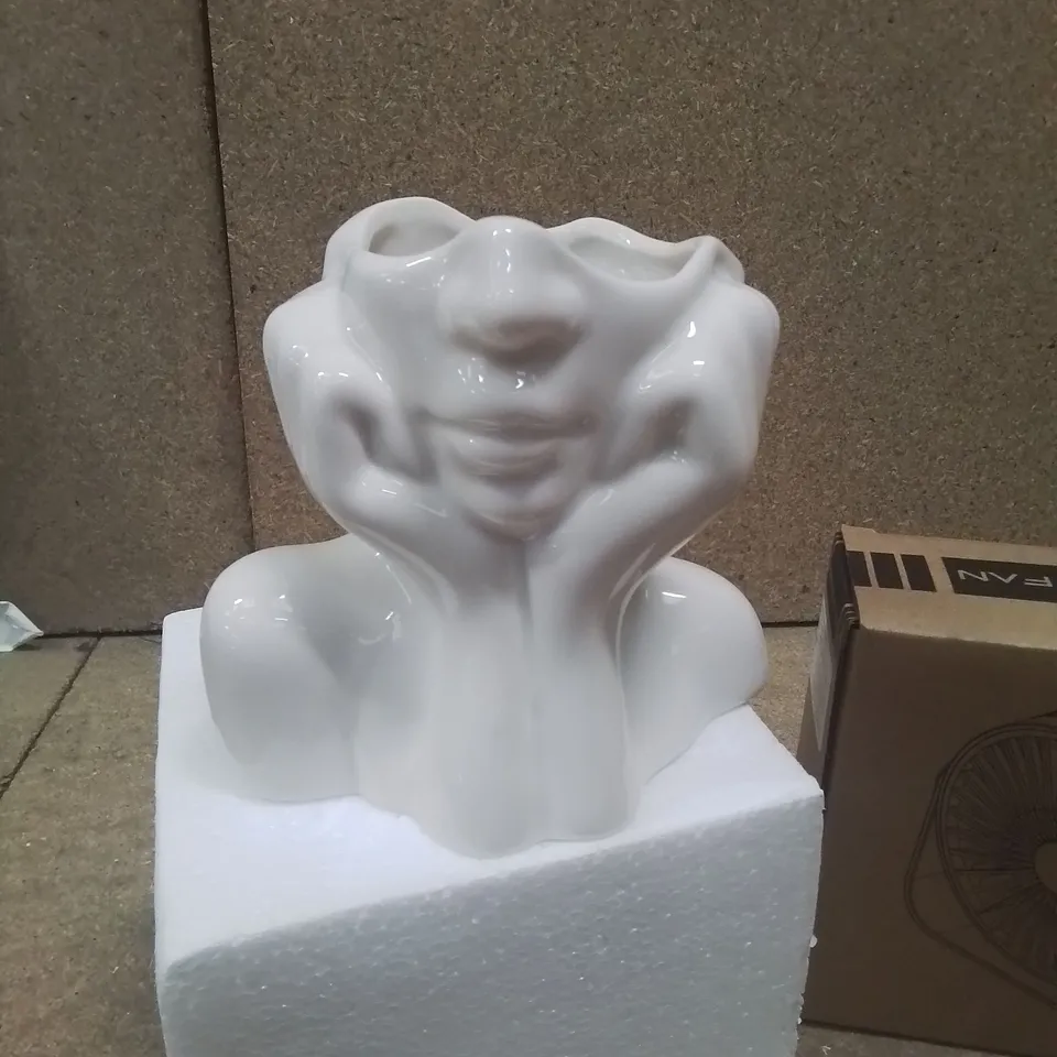 APPROXIMATELY 5 BRAND NEW BOXED ITEMS.