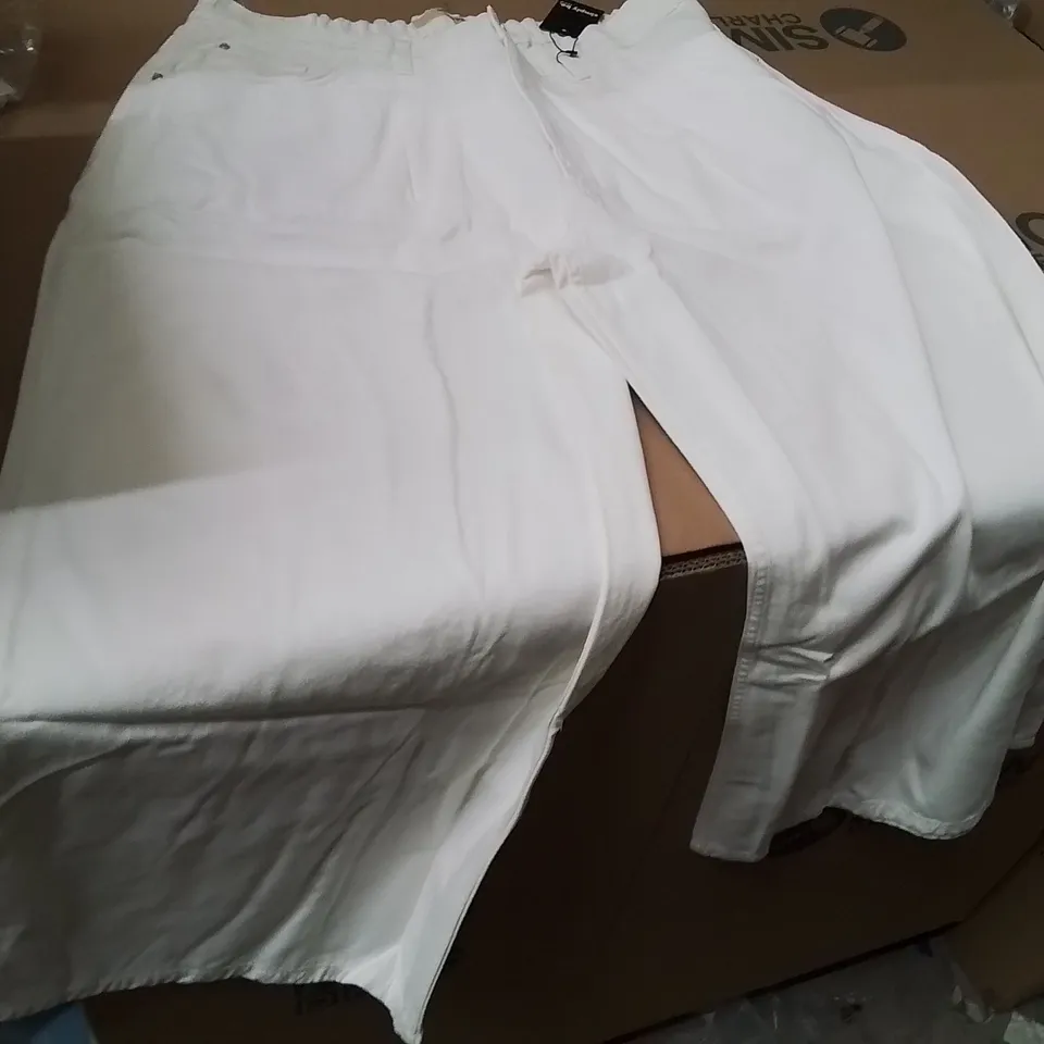 BOXED BRAND NEW APPROXIMATELY 11 SIMPLY BE WIDE LEG DENIM JEANS WHITE SIZE 20R