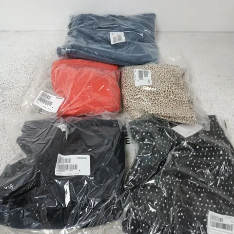 APPROXIMATELY 25 ASSORTED CLOTHING ITEMS IN VARIOUS SIZES, COLOURS & STYLES TO INCLUDE BRANDS SUCH AS FRANK USHER, WYNNE DENIM, FRANK USHER, ETC - COLLECTION ONLY