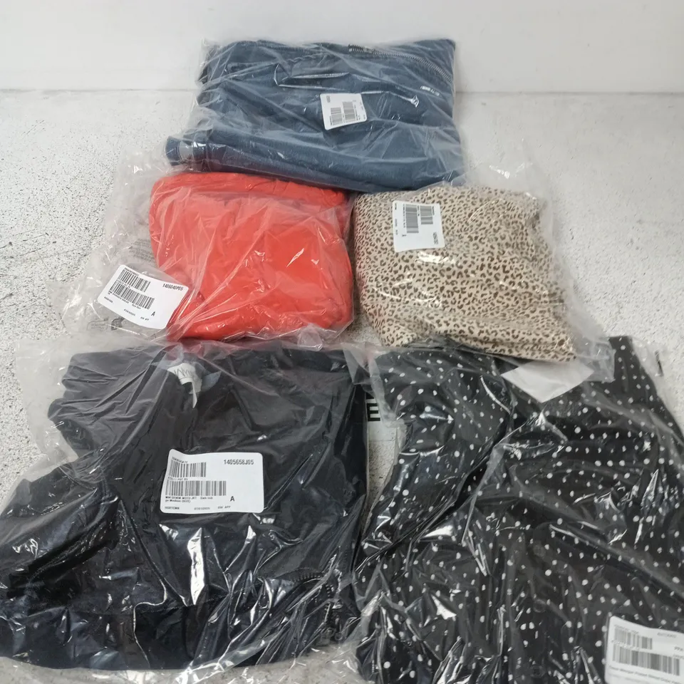 APPROXIMATELY 25 ASSORTED CLOTHING ITEMS IN VARIOUS SIZES, COLOURS & STYLES TO INCLUDE BRANDS SUCH AS FRANK USHER, WYNNE DENIM, FRANK USHER, ETC - COLLECTION ONLY