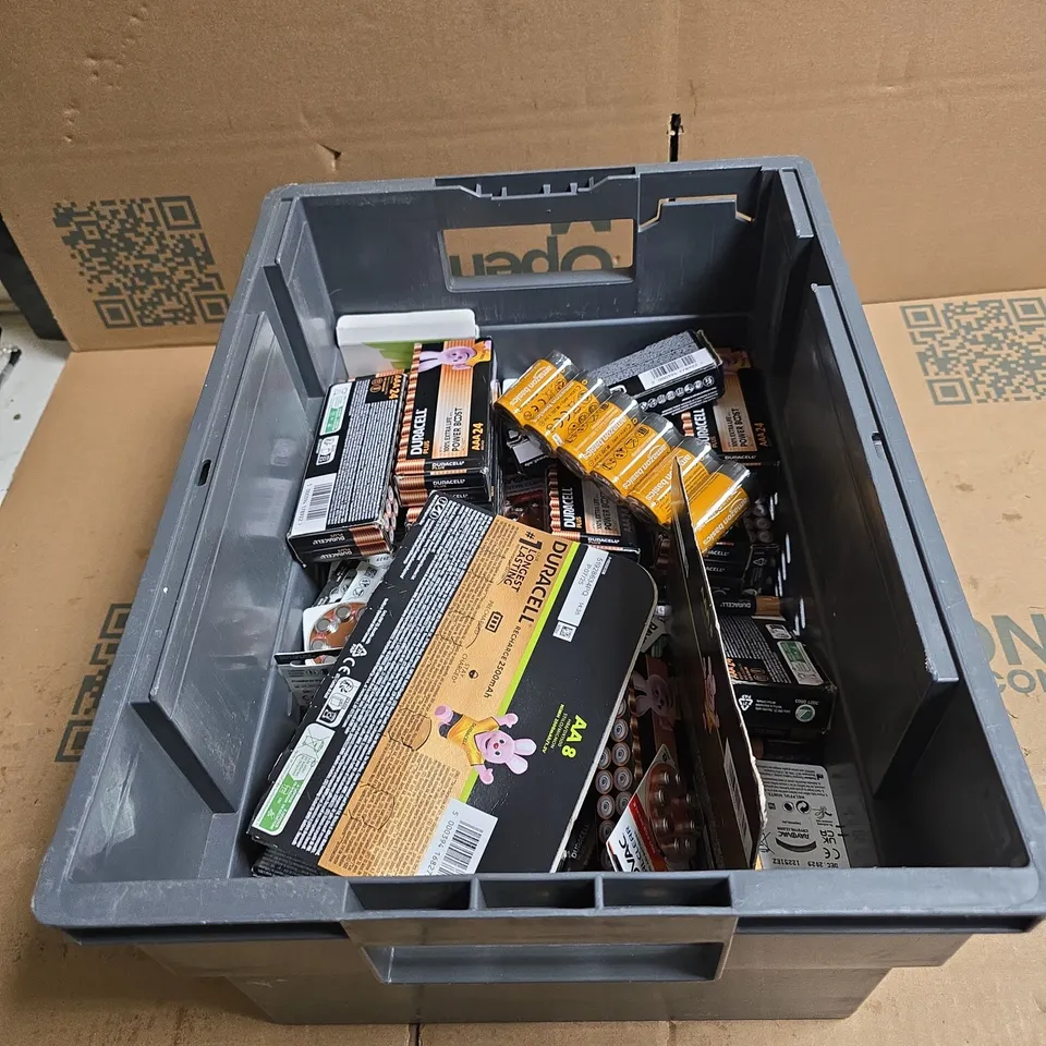 LARGE QUANTITY OF ASSORTED BATTERY PRODUCTS TO INCLUDE DURACELL, AMAZON BASICS ETC