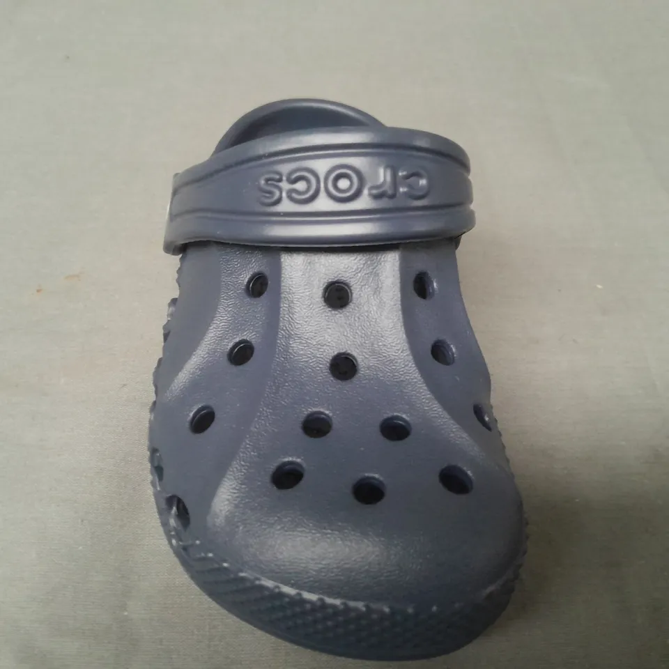 PAIR OF CROCS INFANT BAYA CLOGS IN NAVY UK SIZE C9