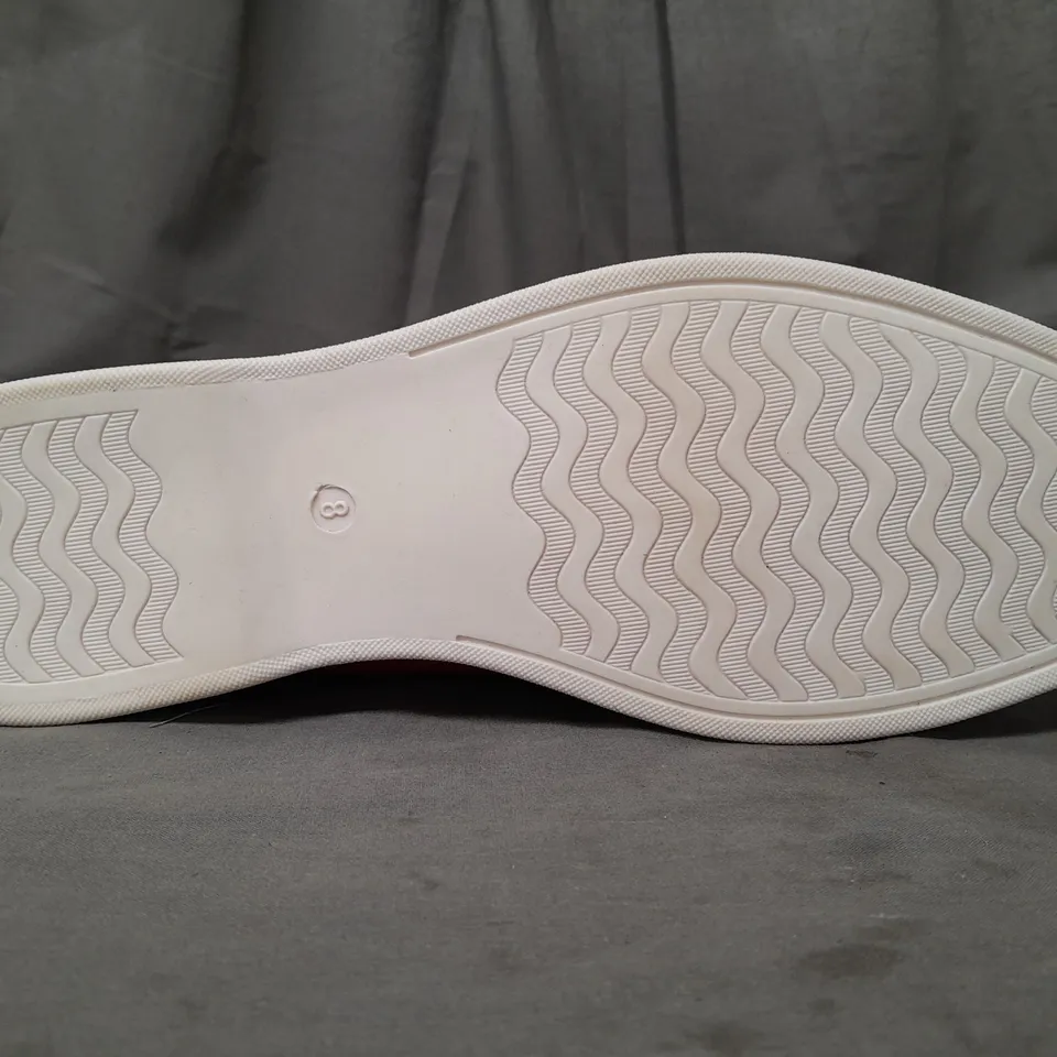 BOXED PAIR OF HOTTER LOAFERS W. TASSEL IN PINK UK SIZE 8