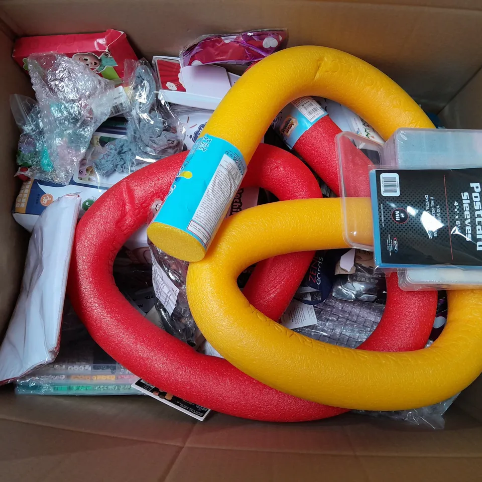 LARGE BOX OF ASSORTED TOYS AND GAME TO INCLUDE TOP TRUMPS , PAINT STICKS AND TEDDIES