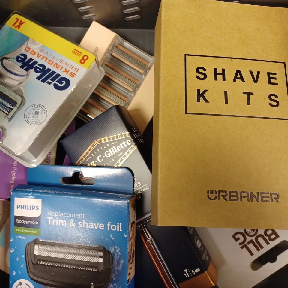 APPROXIMATELY 20 ASSORTED SHAVING PRODUCTS TO INCLUDE URBANER SHAVE KITS, KING C GILLETTE DOUBLE EDGE SAFETY RAZOR, PHILIPS REPLACEMENT TRIM AND SHAVE FOIL, GILLETTE SKINGUARD SENSITIVE REPLACEMENT BL