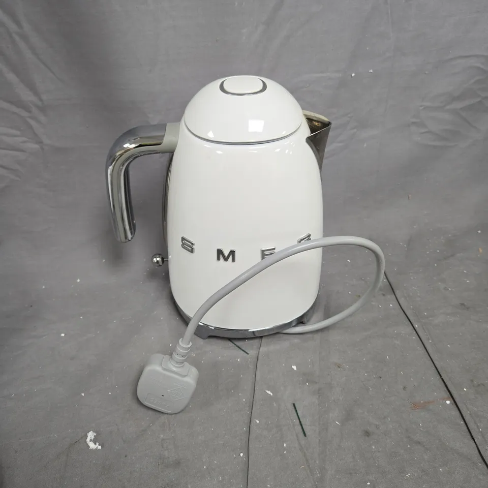 BOXED SMEG KETTLE IN WHITE