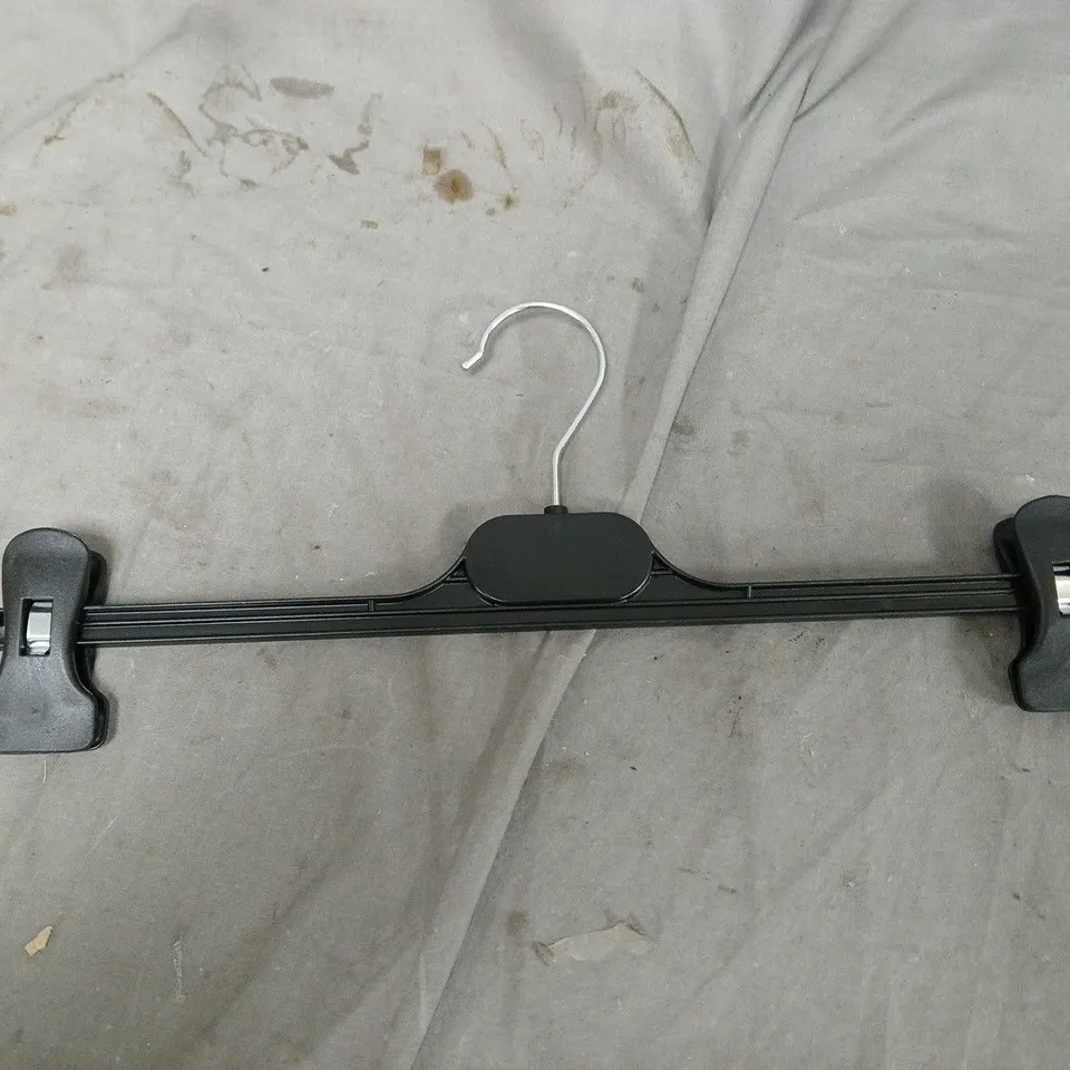 APPROXIMATELY 20 PLASTIC CLIP HANGERS IN BLACK