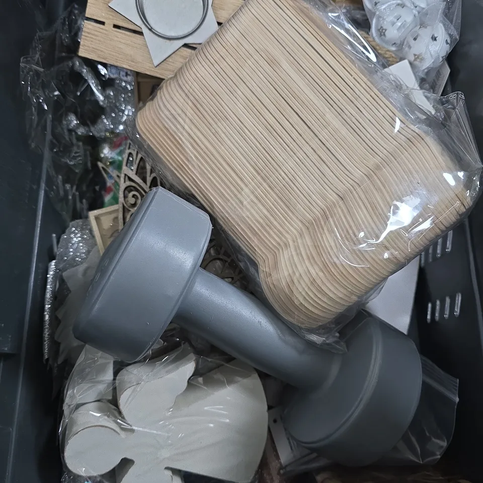 APPROXIMATELY 20 ASSORTED HOUSEHOLD ITEMS TO INCLUDE WEIGHTS, DESK LIGHT, COPPER SCOURER ETC 