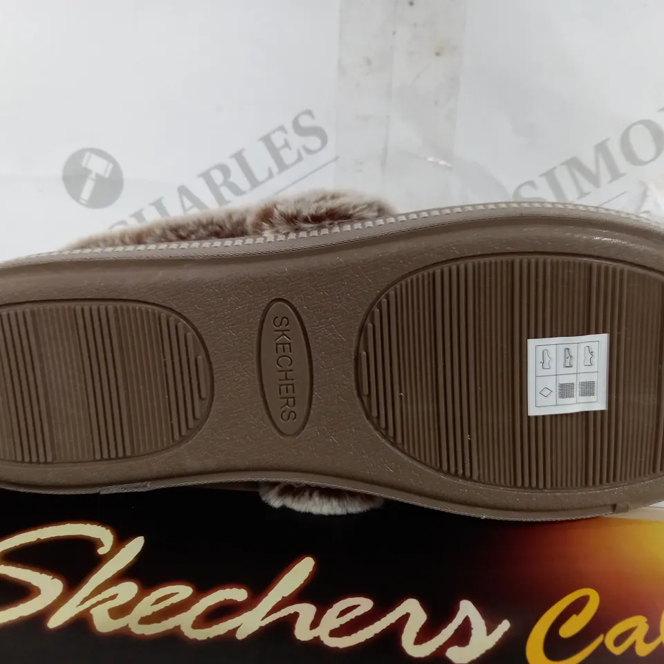 BOXED PAIR OF SKECHERS CALI COZY CAMPFIRE SLIPPERS IN DARK TAUPE - UK 8