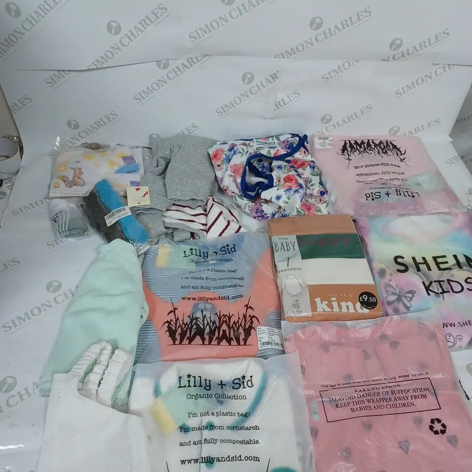 LOT OF ASSORTED KIDS CLOTHING ITEMS TO INCLUDE PYJAMAS, T-SHIRTS AND TROUSERS 