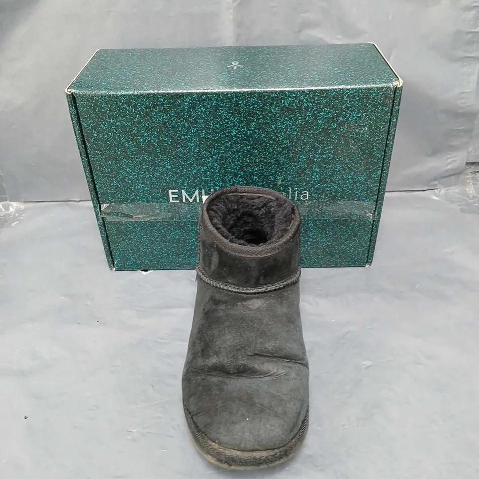 BOXED PAIR OF EMU AUSTRALIA BLACK MICRO BOOT - UK 6 