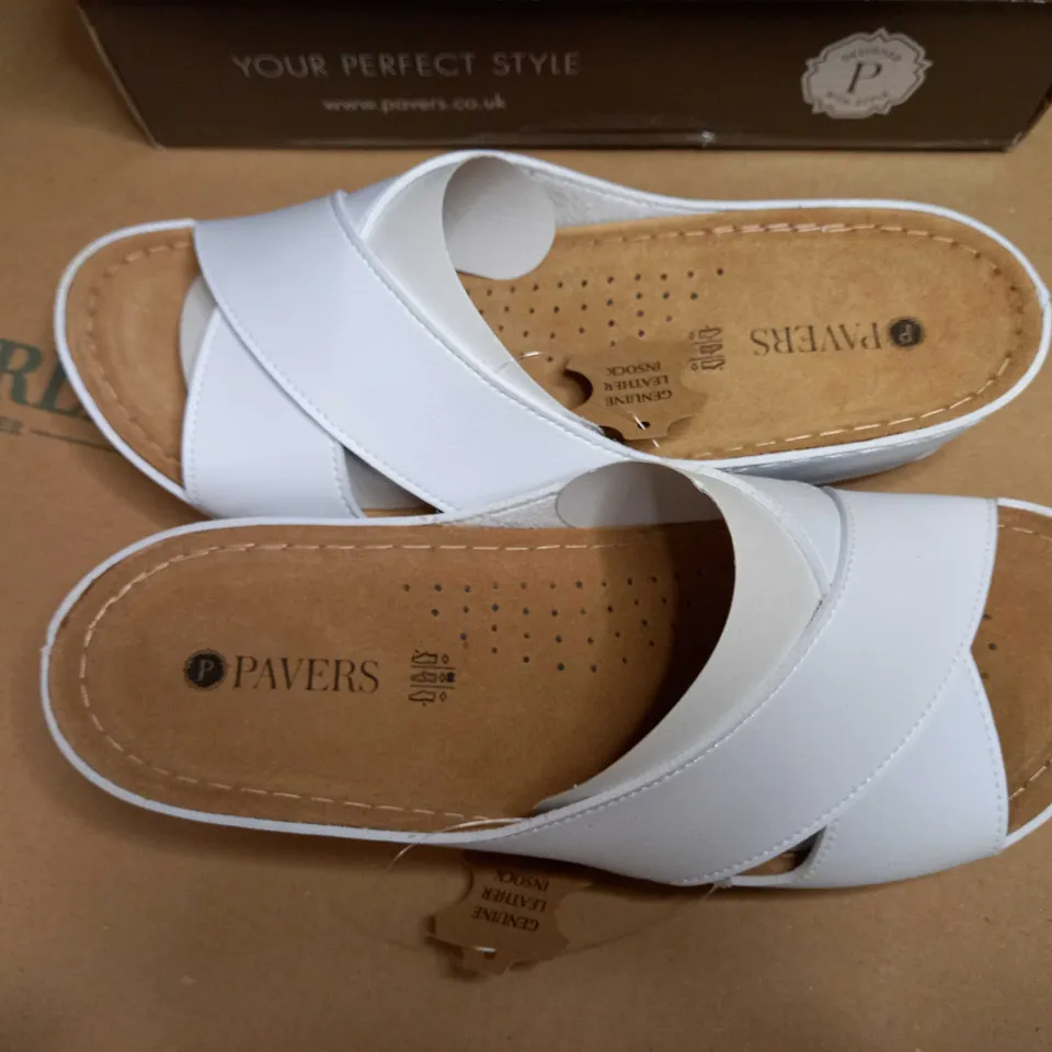 BOXED PAIR OF PAVERS WHITE SANDAL - SIZE 7