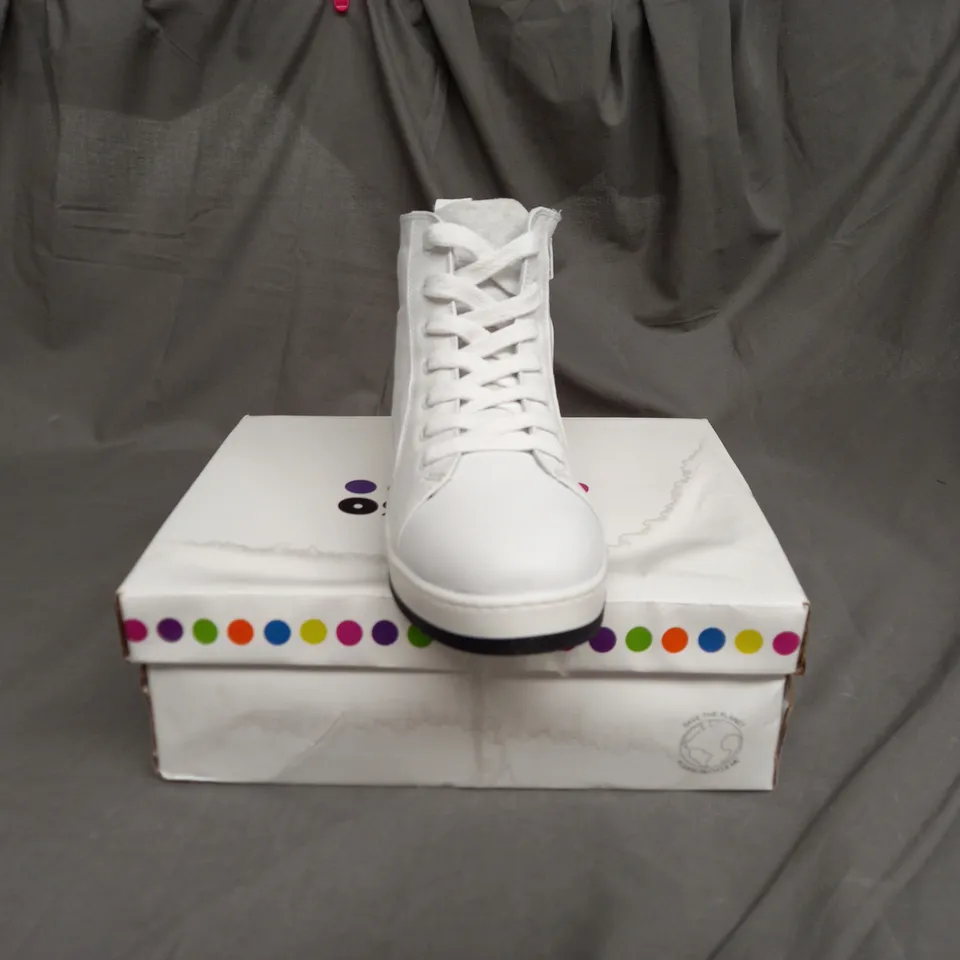 ADESSO LEATHER HIGH TOP TRAINER IN WHITE SIZE 7
