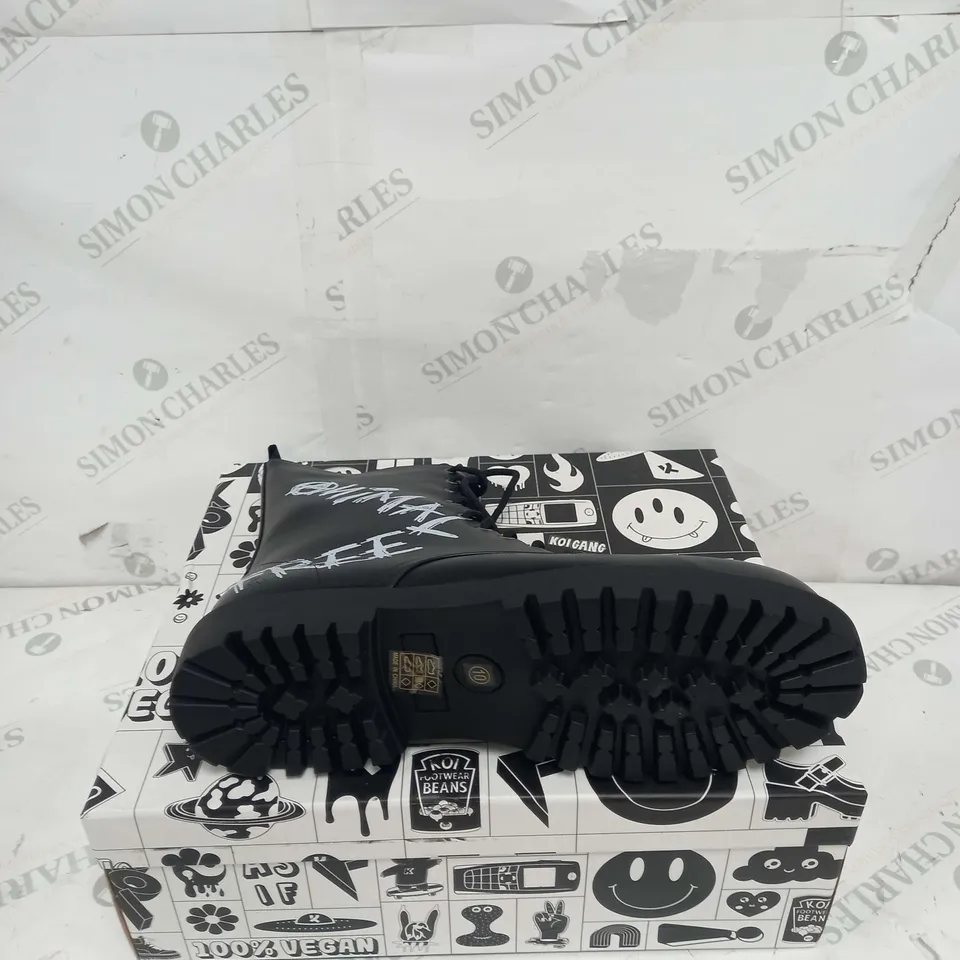 BOXED PAIR OF KOI FOOTWEAR THE STATEMENT ANIMAL FREE MENS MILITARY BOOTS - SIZE 10