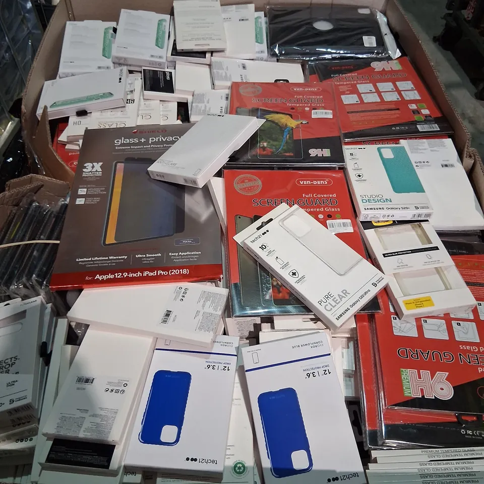 LARGE PALLET OF ASSORTED PHONES CASES AND ELECTRICAL ACCESSORIES TO INCLUDE; TECH 21, OTTER BOX AND VEN-DENS