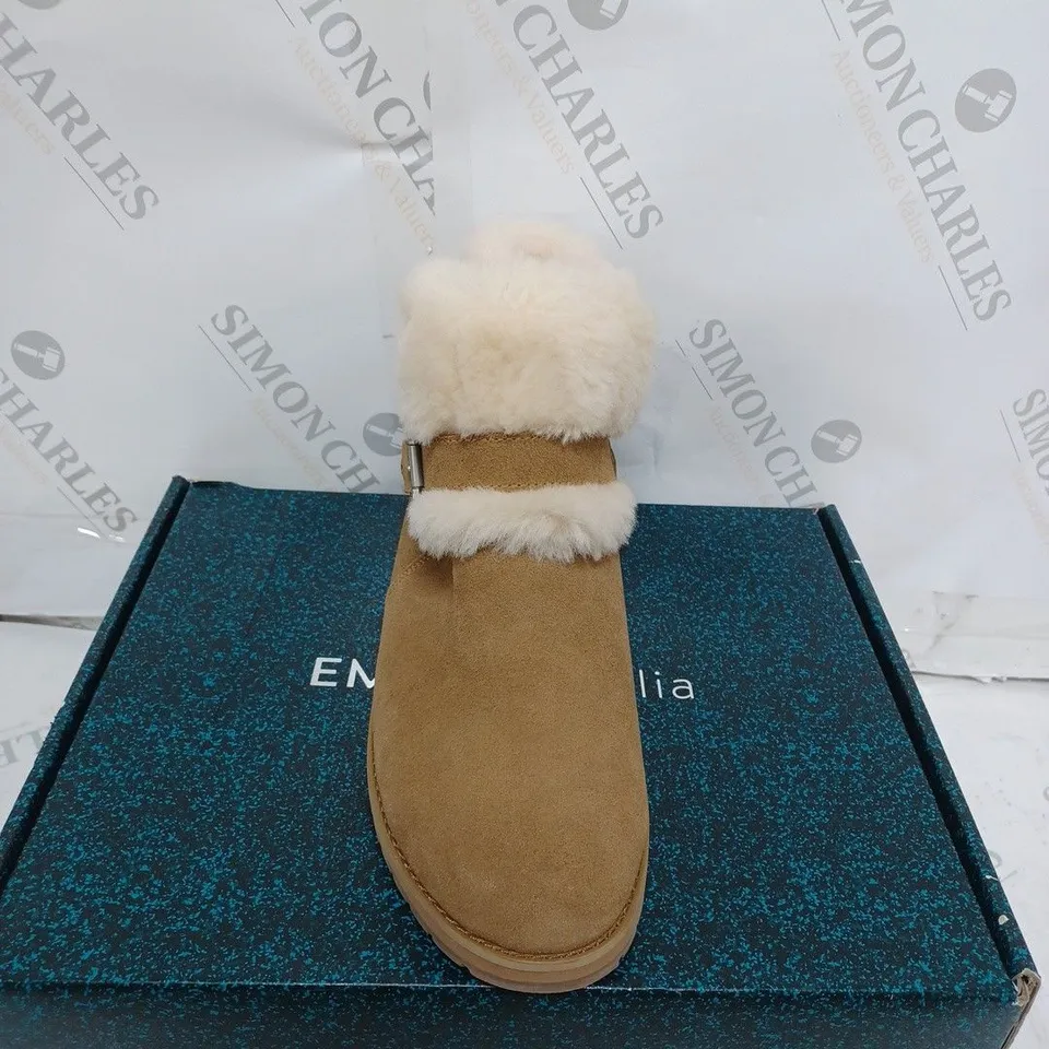 PAIR OF BOXED EMU OXLEY FUR CUFF BOOTS SIZE 6