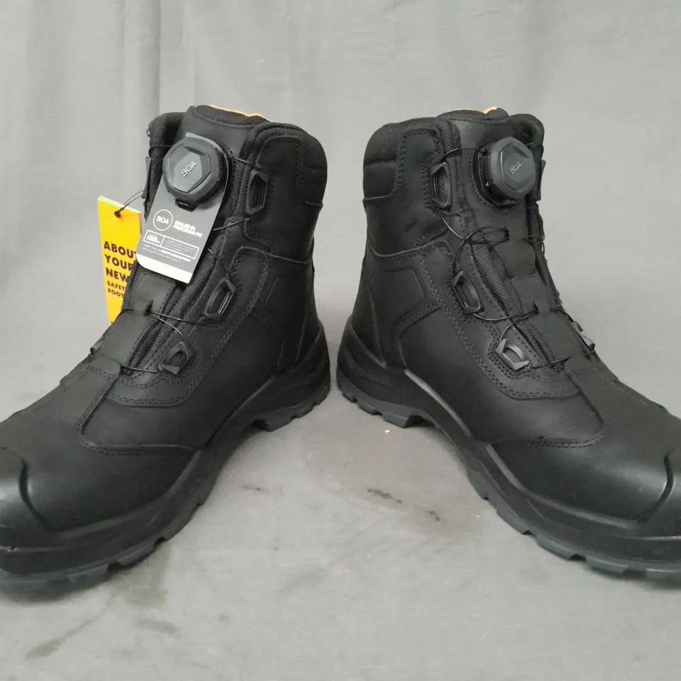 BOXED PAIR OF DEWALT STEEL TOE ANKLE BOOTS IN BLACK UK SIZE 10