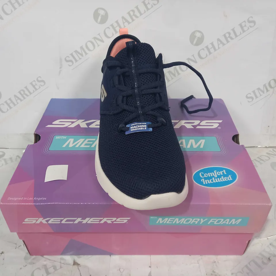 BOXED PAIR OF SKECHERS MEMORY FOAM SHOES IN NAVY UK SIZE 5.5