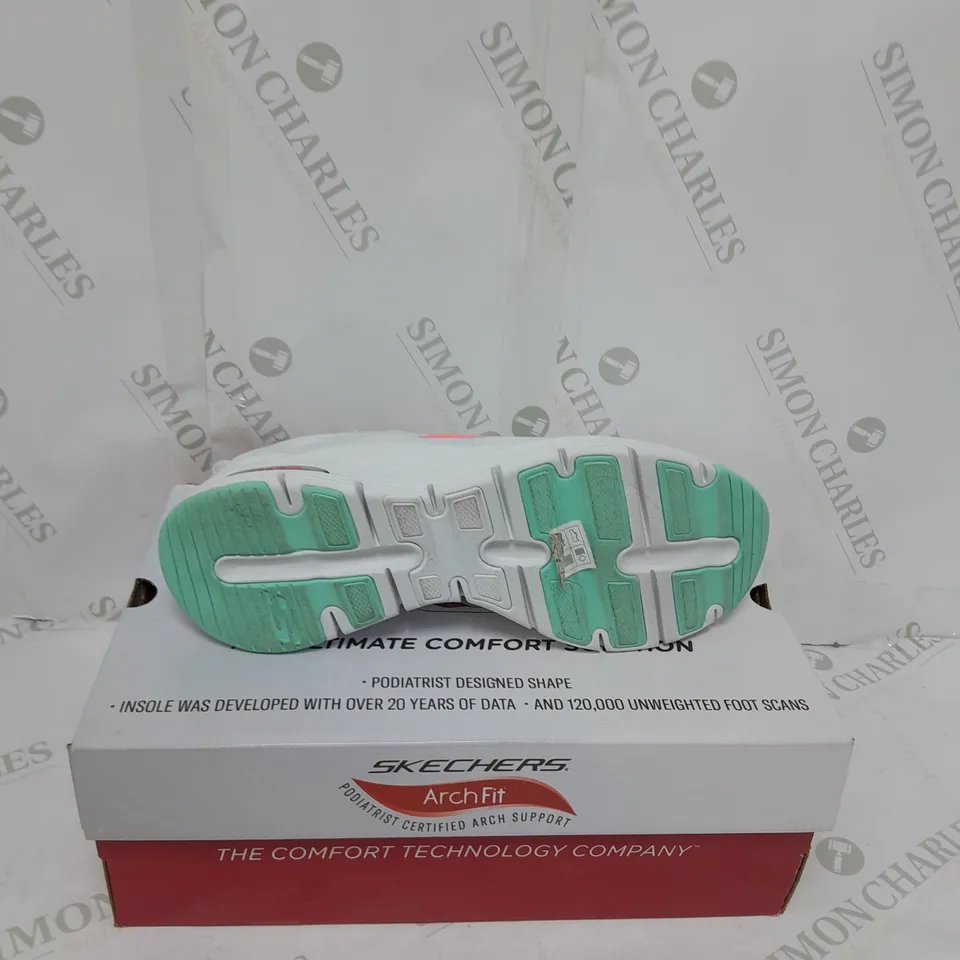 PAIR OF SKECHERS TRAINERS IN WHITE/BLUE SIZE 7