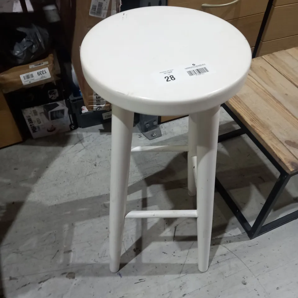 DESIGNER WHITE PAINTED BAR STOOL AND METAL FRAMED DISPLAY CUBE