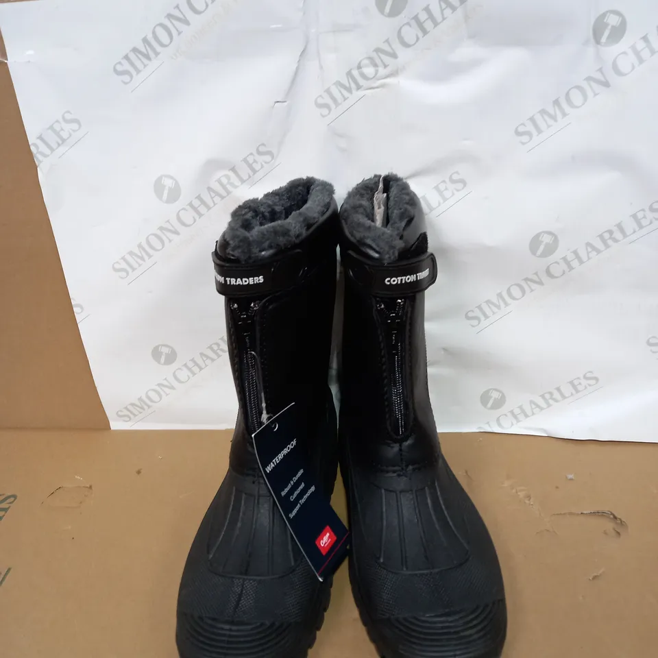PAIR OF BOXED COTTON TRADERS WATERPROOF BOOTS SIZE 7