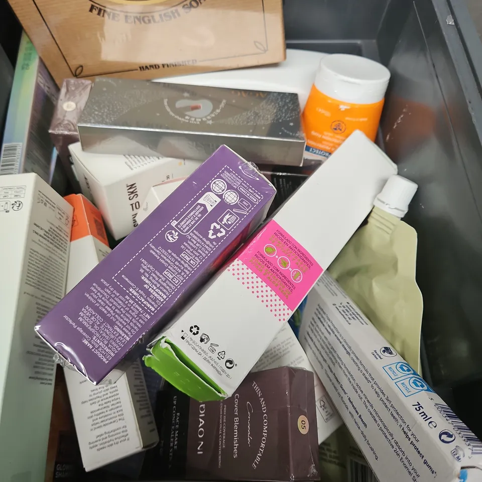 APPROXIMATEY 20 HEALTH AND BEAUTY PRODUCTS TO INCLUD - HEAD AND SHOULDERS - AMELIORATE - NUFUTENG - EELHOE - ETC