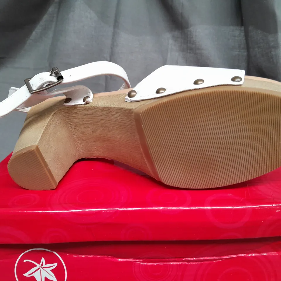 BOX OF APPROX 10 NATURAL MODA OPEN TOE HEELS IN ASSORTED SIZES & COLOURS 