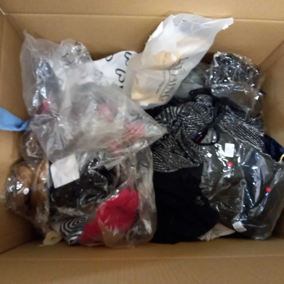 LARGE QUANTITY OF CLOTHING ITEMS TO INCLUDE DRESSES, SWEATERS, JEANS, T-SHIRTS, ETC