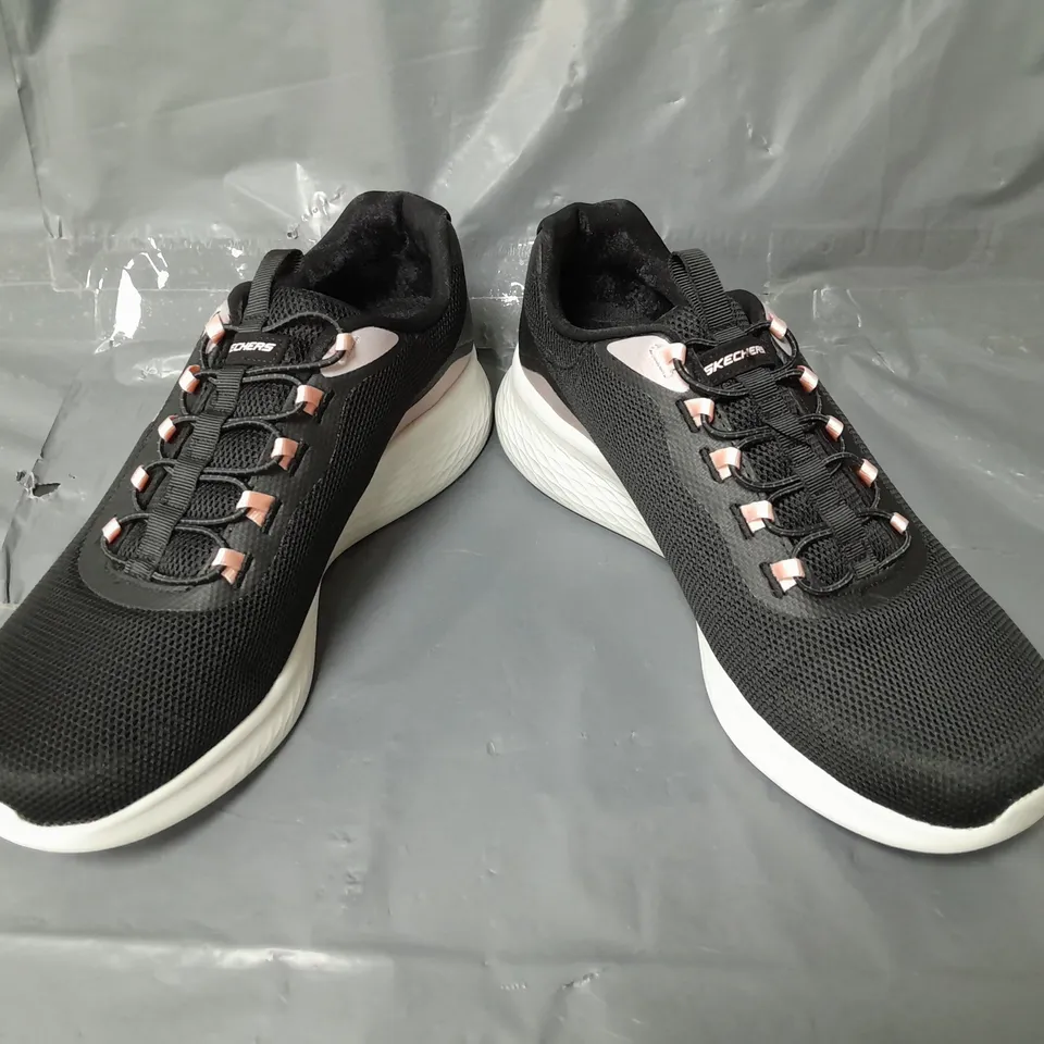 BOXED PAIR OF SKECHERS AIR-COOLED MEMORY FOAM TRAINERS IN BLACK SIZE 6