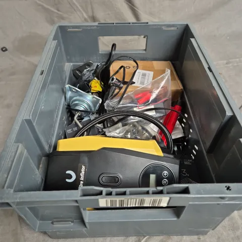 TOTE OF APPROXIMATELY. 15 ASSORTED CAR ITEMS TO INCLUDE TIRE INFLATOR , CAR BADGES AND CAR KEY COVERS 