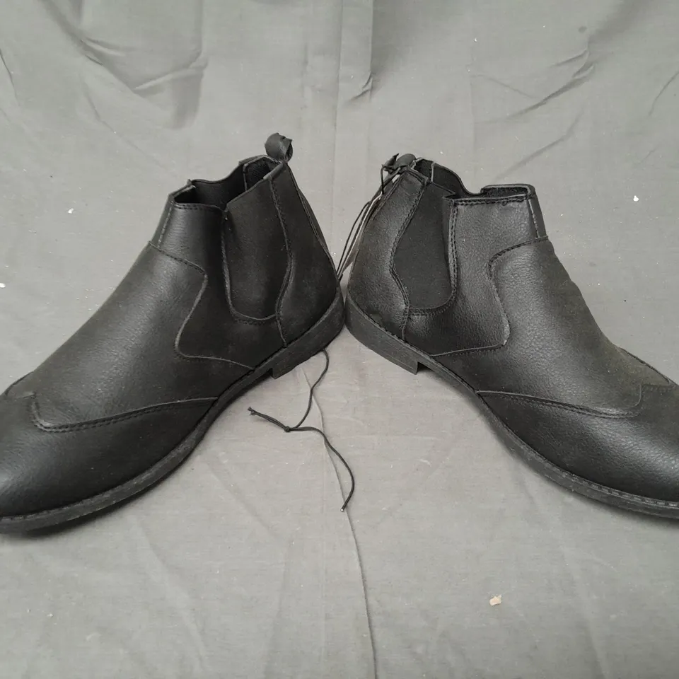 BOX OF APPROXIMATELY 10 PAIRS OF DESIGNER SHOES IN BLACK - VARIOUS SIZES