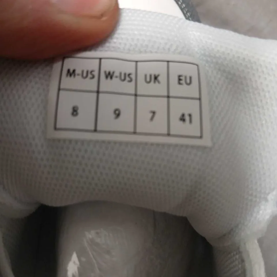 CONZURI AXELS TRAINERS – WHITE & GREY, UK 7 (EU 41)