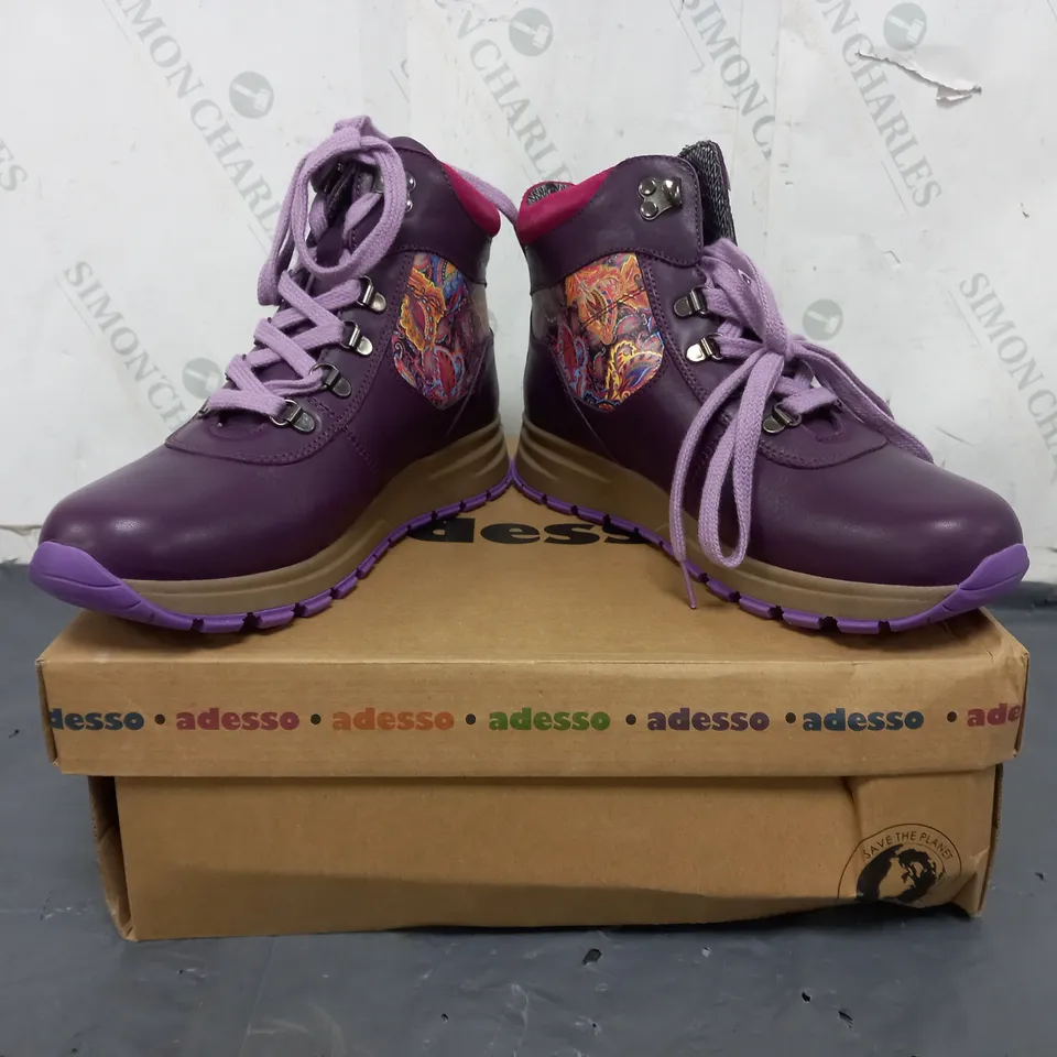 BOXED PAIR OF ADESSO ANKLE BOOTS IN PURPLE SIZE/MULTI SIZE 7