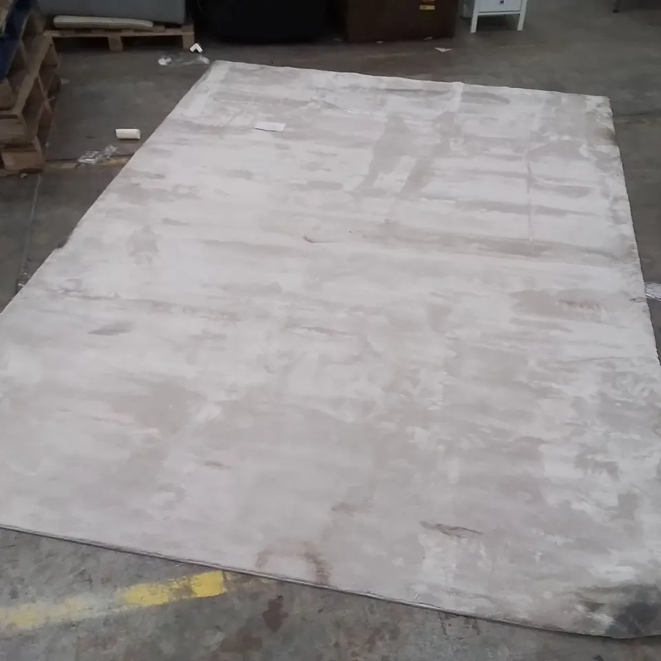 QUALITY DESIGNER AREA RUG - APPROXIMATELY 333X240CM